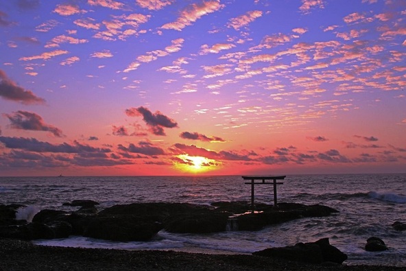 朝焼けの大洗海岸から望む「神磯の鳥居」(画像提供:観光いばらき フォトライブラリー)