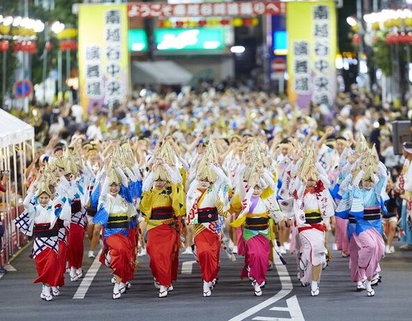 「流し踊り」のほかにも舞台踊り・組踊りと見どころも豊富です