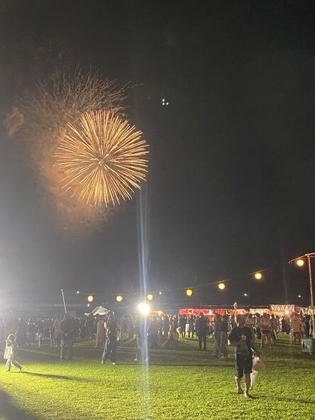 フィナーレには打上花火も楽しめる夏祭りです