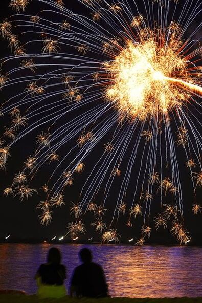 夏の白浜の夜空に大輪の花が咲きます