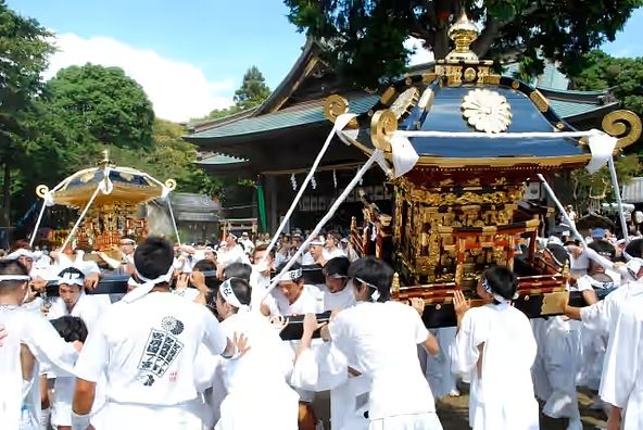 迫力満点の「神輿振」(みこしぶり)は必見です