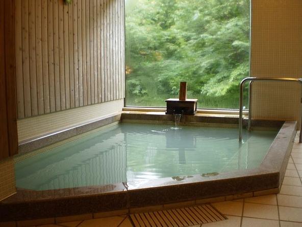 さらりとした肌触りの湯を楽しめる「応徳温泉 くつろぎの湯」(画像提供:ググっとぐんま写真館 )