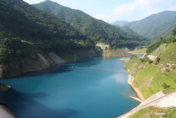 神秘的な「四万ブルー」が広がる「奥四万湖」(画像提供:ググっとぐんま写真館)