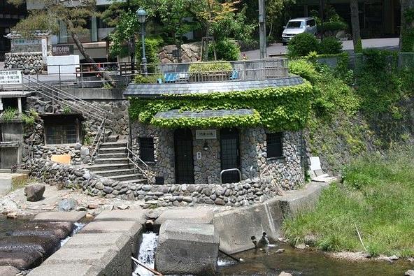 石造りの外観が印象的な共同浴場「河原の湯」(画像提供:ググっとぐんま写真館)