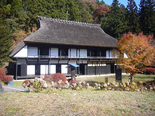 茅葺き屋根の「かぶと造り」が特徴的な「冨沢家住宅」