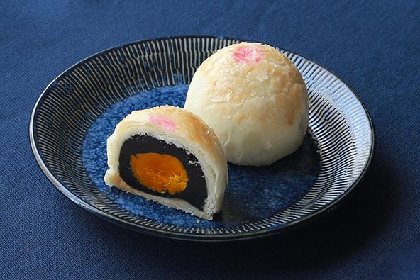 蛋黄酥(タンファンス)(黒餡) 各594円(アヒルの塩卵1個入)
