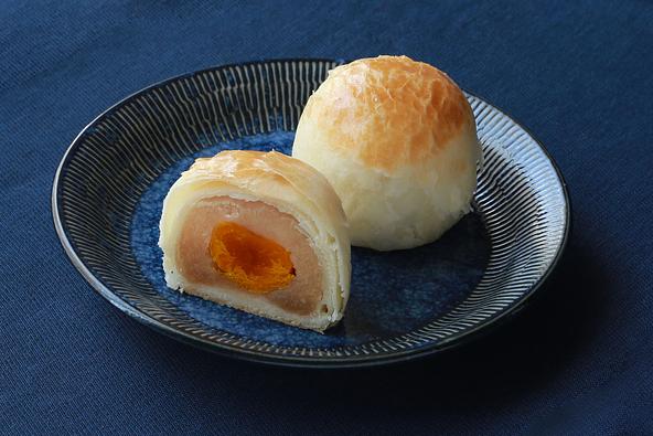 蛋黄酥(タンファンス)(白餡) 各594円(アヒルの塩卵1個入)