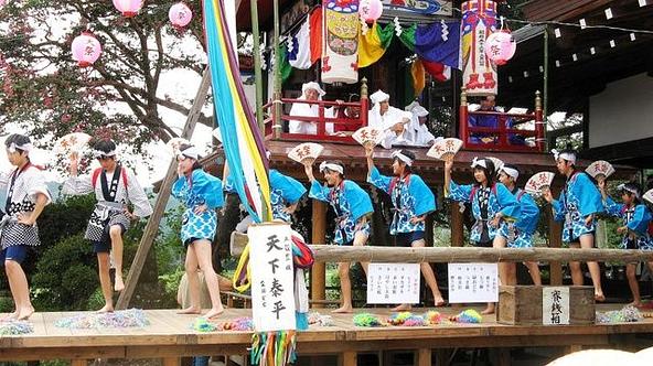 綾竹踊りや扇子踊りをダイナミックに披露