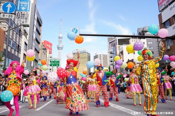 各チーム、個性的な衣装にも注目!