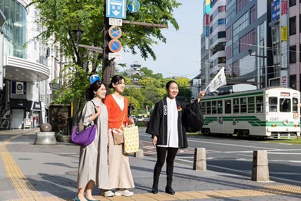 OMOレンジャーとともに街を歩くガイドツアーの様子