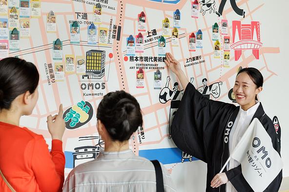 OMOレンジャーが熊本の街を案内している様子