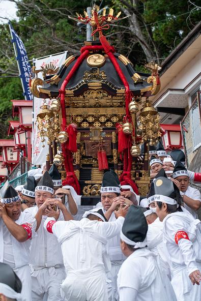 神輿が町内各地を周ることで、商売繁盛や家内安全を祈願します