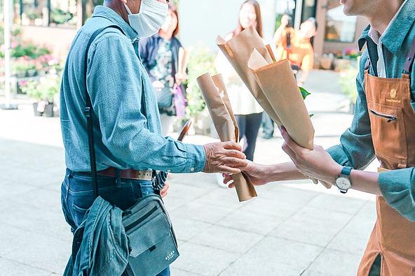 各日先着111名にプレゼントされる前橋産バラの一輪巻き