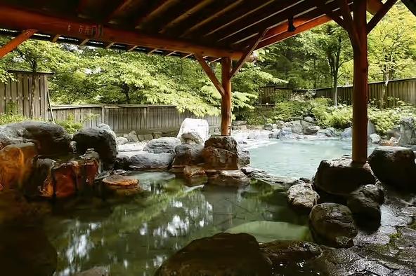 開放感溢れる大浴場の露天風呂「杜の湯」
