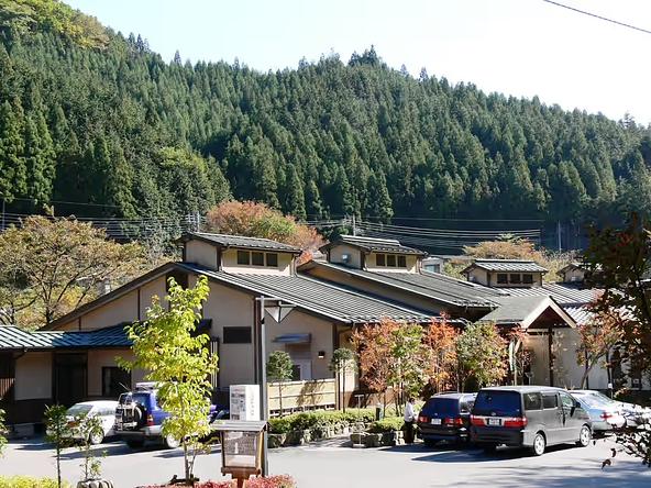 四万川沿いに建つ町営日帰り温泉施設「四万清流の湯」(画像提供:ググっとぐんま写真館)