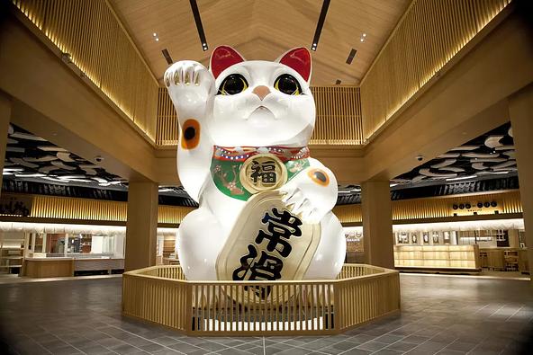 巨大な招き猫「おたふく」がお出迎え