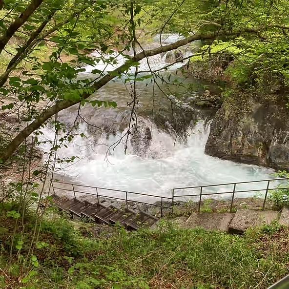 長い年月をかけて四万川の流れがつくり出した「四万の甌穴群」