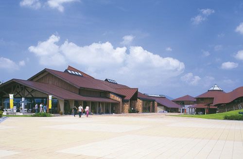 笠間焼の陶芸体験や作品鑑賞、ショッピングなどを楽しめる「笠間工芸の丘」