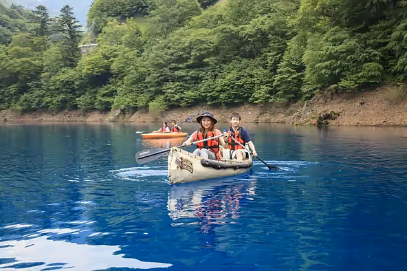 幻想的なブルーの湖でカヌー体験