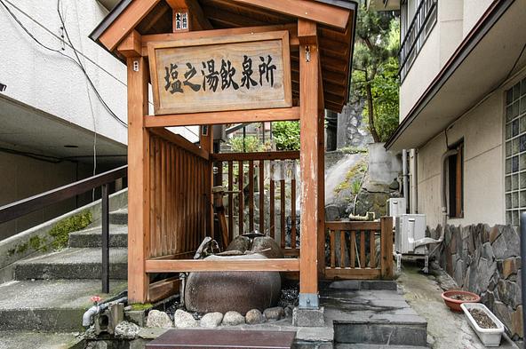 年中無休、無料で利用できる飲泉所(画像提供:kouyunosa / PIXTA)