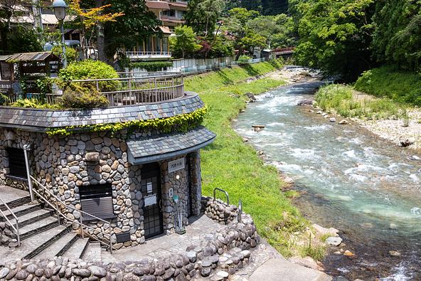 大自然に囲まれた「河原の湯」(画像提供:K,Kara / PIXTA)