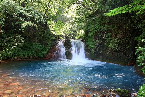 美しいブルーの水を間近で眺められる「大泉の滝」(画像提供:K,Kara / PIXTA)
