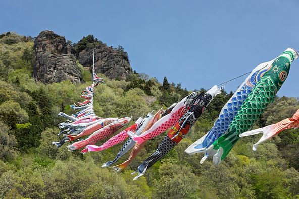 春の空を彩る「道の駅 霊山たけやま」の鯉のぼり(画像提供:K,Kara / PIXTA)