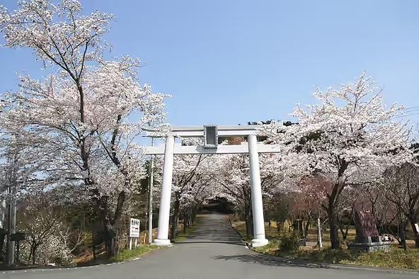 桜に囲まれた鳥居をくぐり、愛宕神社へ