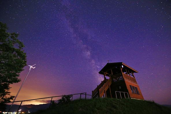 芦別市の夜空に浮かぶ、幻想的な天の川(画像提供:ezona / PIXTA)