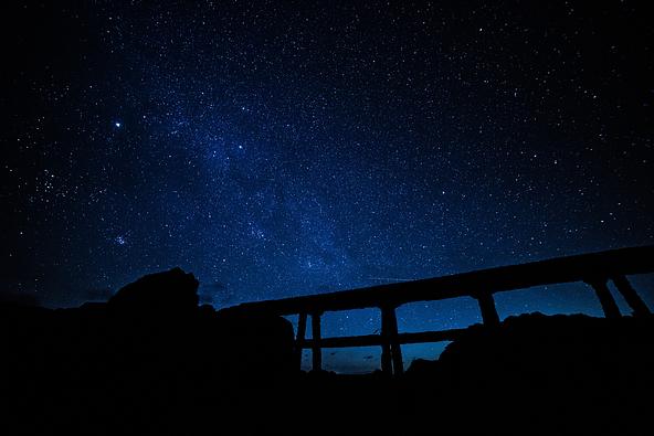 トロッコの廃線跡と満天の星空が織りなす神津島の夜景(画像提供:日常 / PIXTA)