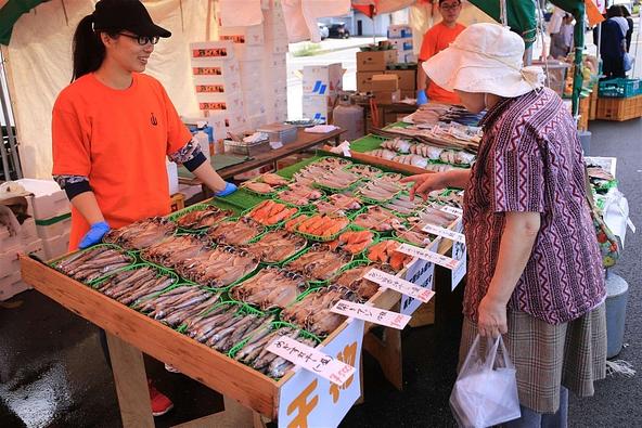 新鮮な海産物や海鮮グルメが並ぶてんぐりもん市場