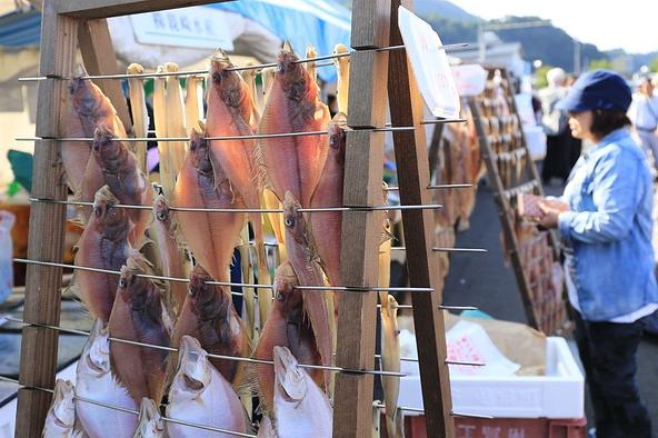 越前の海産物が並ぶ市場