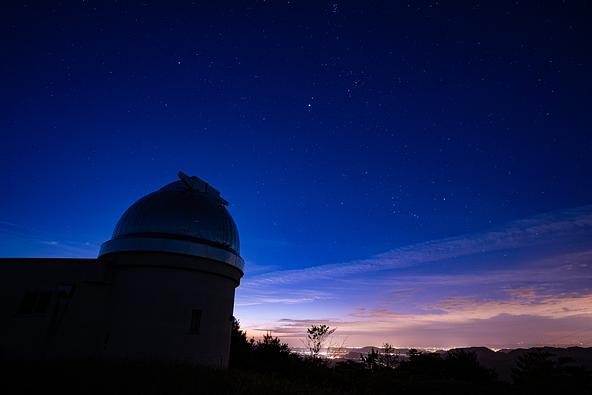 夜明け前の「井原市星空公園」の星空(画像提供:zodiac_yosuke / PIXTA)