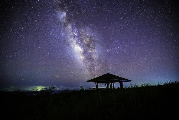 天狗高原の夜空に広がる、天の川と満天の星(画像提供:星空 / PIXTA)