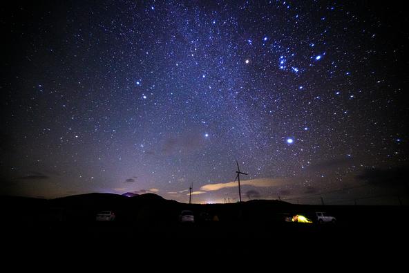 姫鶴平キャンプ場から望む星空と冬の大三角(画像提供:星空 / PIXTA)