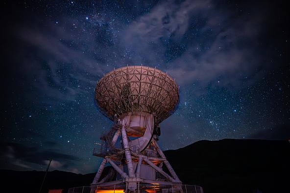 「国立天文台VERA石垣島観測局」の電波望遠鏡と星空(画像提供:baruchan / PIXTA)