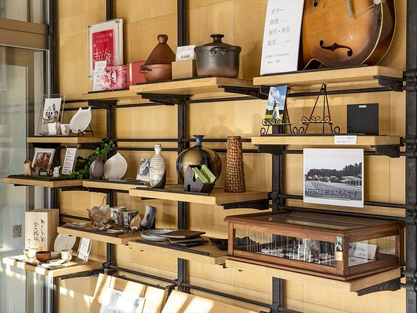 皿や湯のみなど、暮らしに取り入れやすい笠間焼を展示
