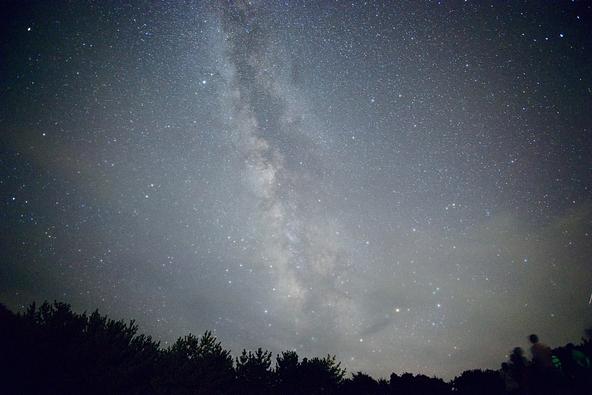 神津島の夜空を流れるように広がる天の川(画像提供:yuryyyyy100 / PIXTA)