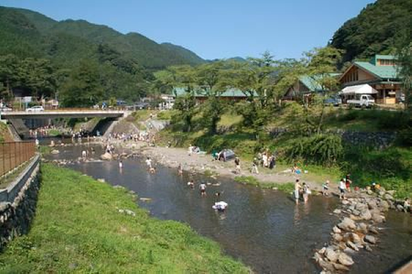 暑い日は横瀬川で水遊びをする親子も