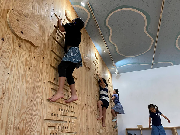 壁面を使ったボルダリングもあり雨の日も体を動かして遊べます
