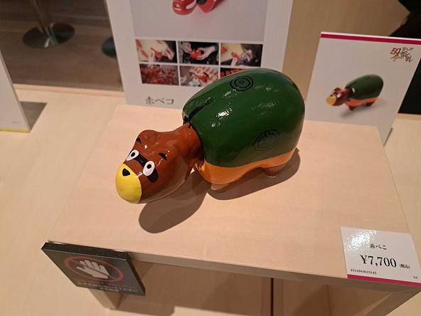 赤べこの姿をした「ぶんぶく茶釜」(7,700円)
