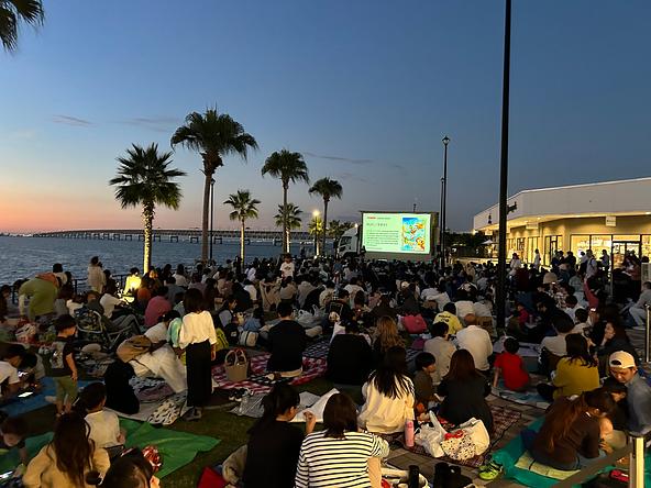 大阪湾に沈む夕日と会場の様子