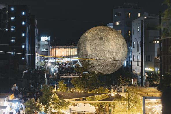 「Museum of the Moon」(会場:下北線路街 空き地)