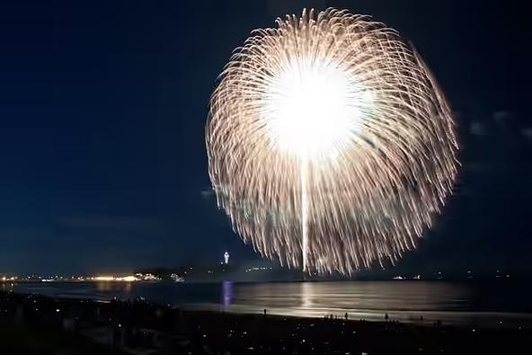 湘南の夜空に煌めく秋の華