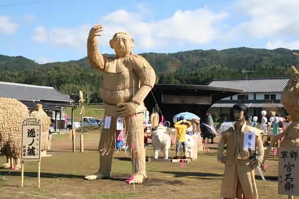 創作かかしが勢ぞろい