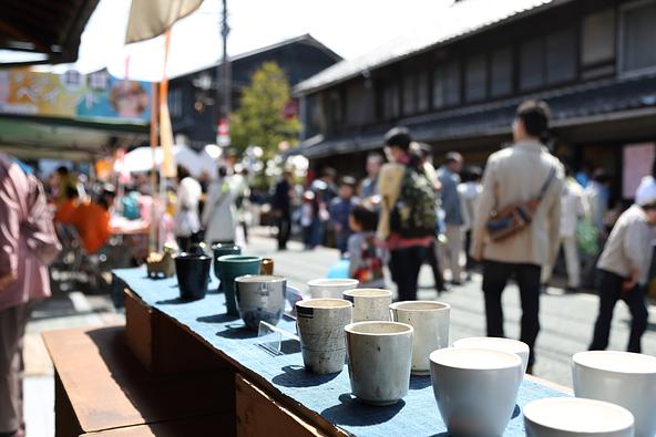 春の陶器まつりの様子(画像提供:パームツリー / PIXTA)※秋とは会場が異なります