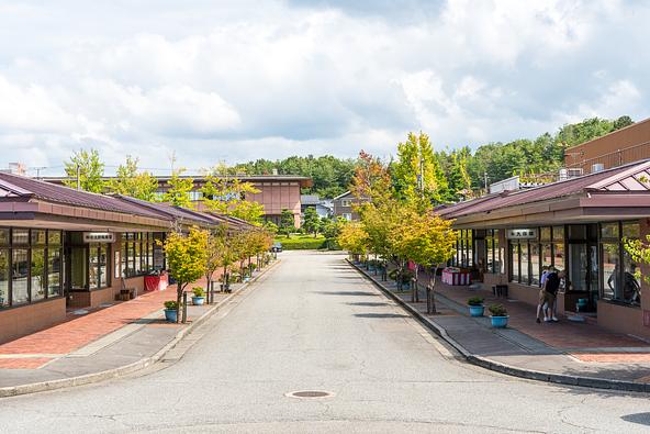 資料館や陶芸館を併設する「九谷陶芸村」。九谷焼を見て、学んで、作って、買えるスポットです(画像提供:ishikawakenmin / PIXTA)