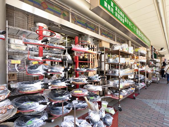 JR「上野駅」から徒歩15分ほど、東京メトロ銀座線「田原町駅」から徒歩約5分の商店街に食の道具店がずらりと並びます(画像提供:Ystudio / PIXTA)