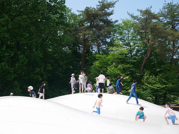 日本最大級のエアートランポリン「ぽんぽこマウンテン」は、子供に大人気の遊具