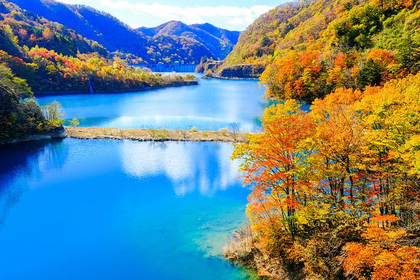 湖面のブルーと紅葉のコントラストが美しい(画像提供:tenjou / PIXTA)
